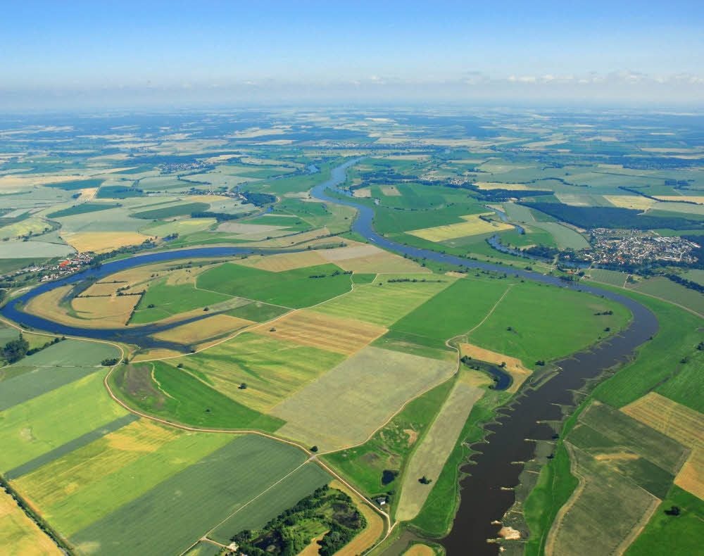 Die Elbe in Höhe Klödens mit den Altgewässern: links die Alte Elbe Bösewig, weiter hinten der Bleddiner Riß, rechts der Klödener Riß
