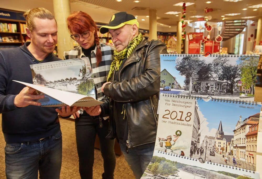 Diana Frost, Carl-Heinz Schmidt und Fotograf Simon Kirchhof (links) präsentieren im Thalia den „Stadtkalender 2018“.