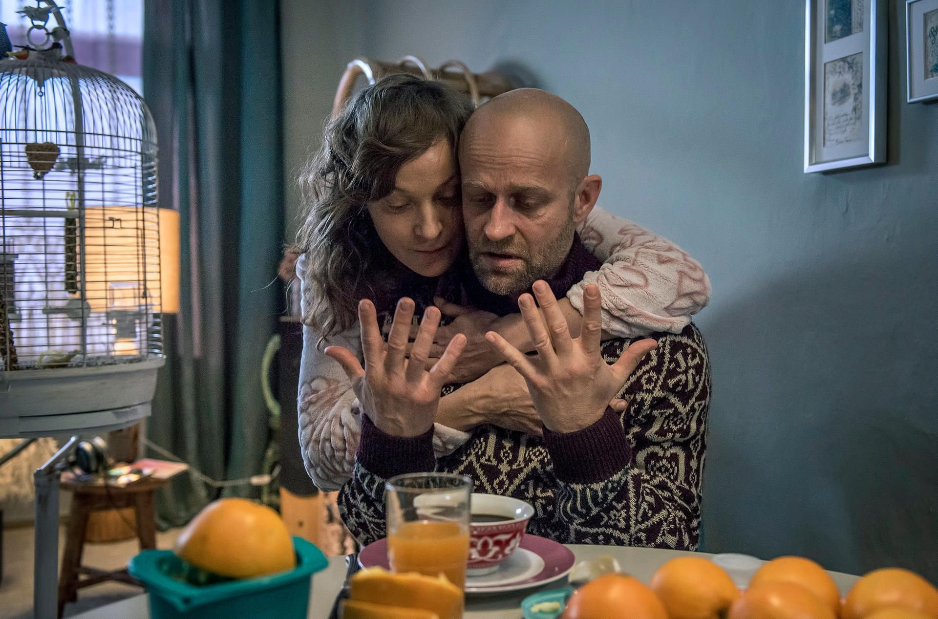 Mimi Kalkbrenner (Jeanette Hain) umarmt Gobi (Jürgen Vogel).