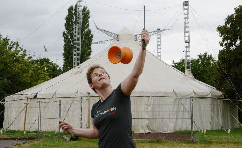 Caroline Wolff übt Tricks mit dem Diabolo, einem Spielgerät, mit dem man jonglieren kann. Bis zum Ende des Sommers hat sich die 41-Jährige in der Artistik noch einiges vorgenommen: Auf der Laufkugel stehen zum Beispiel.