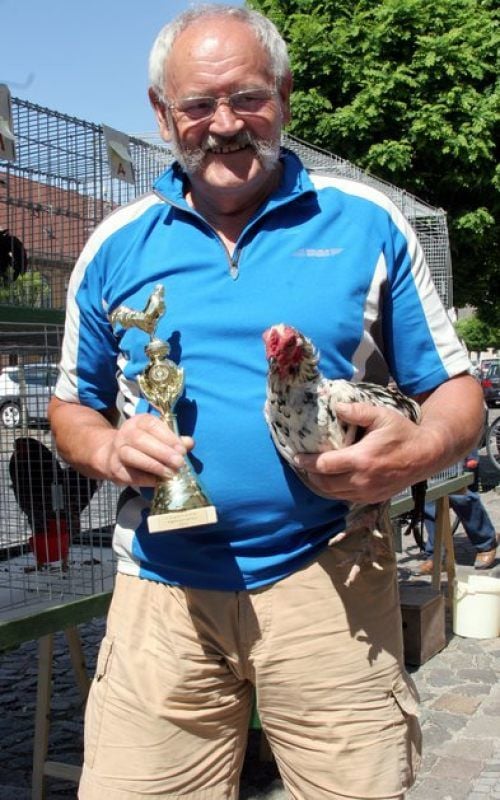 Klaus-Dieter Lettner sicherte sich 2013 den ersten Stadtmeistertitel im Hähnekrähen in Annaburg.