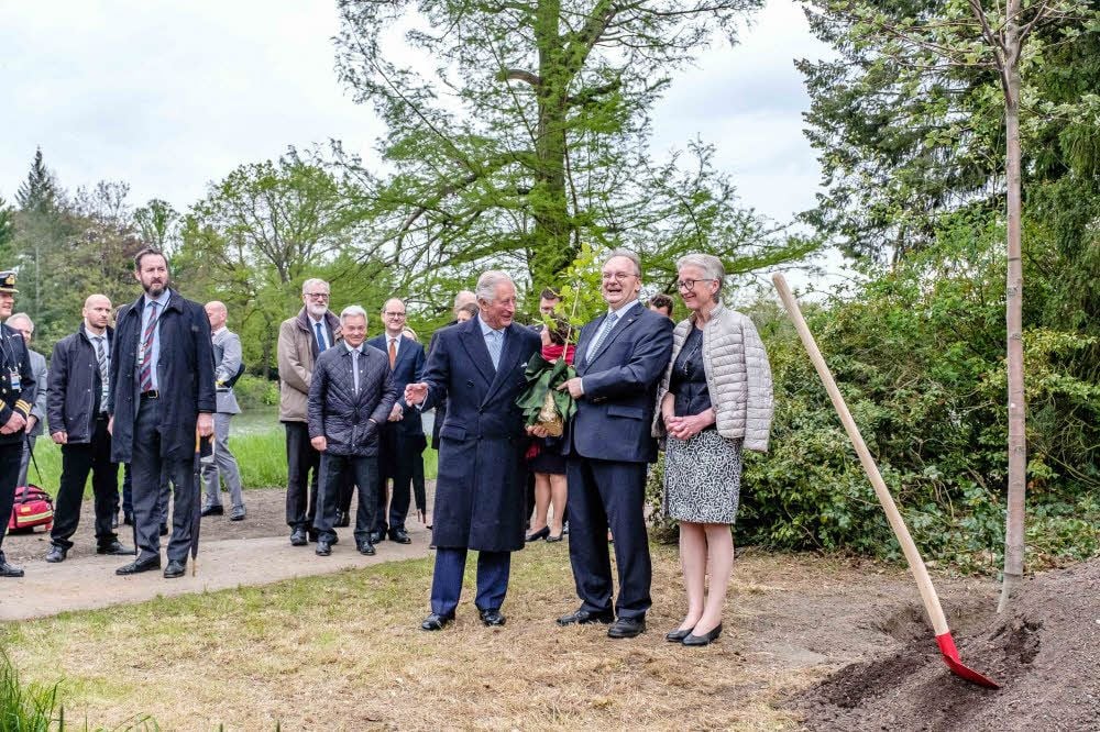 Ministerpräsident Reiner Haseloff übergab nach dem Pflanzen eines Mehlbeerbaums eine Eiche an Prinz Charles für den neuen Enkel.