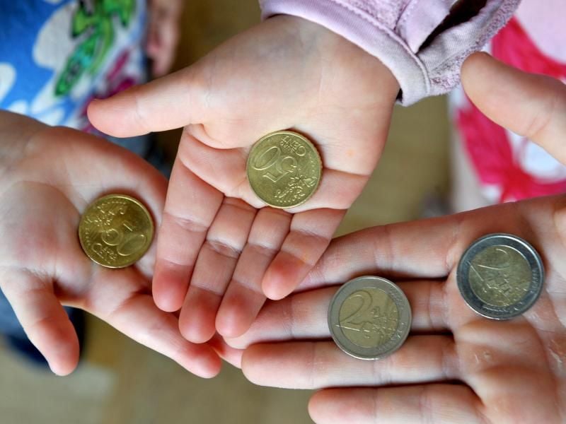 Wenn Kinder Taschengeld bekommen, können sie lernen, wie viel sie sich für ihr Geld kaufen können. Foto: Patrick Seeger/dpa/dpa-tmn
