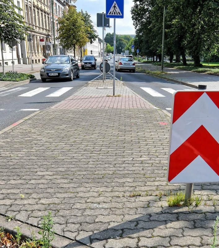 Die roten Steine und der markierte Radweg ändern eines nicht: Vorfahrt am Fußgängerüberweg haben nur Fußgänger.