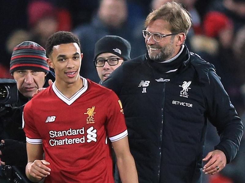 Alexander-Arnold (l) ist der jüngste Spieler im WM-Team Englands. Seine Nominierung erfuhr er von Liverpool-Coach Jürgen Klopp. Foto: Peter Byrne/PA Wire