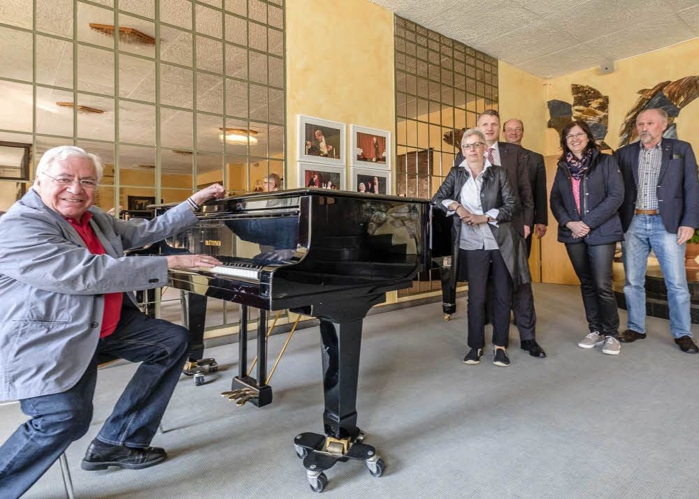 Gregor Schmitt-Bohn (am Flügel) dirigiert das Symphonie-Orchester Deutscher Lions, das am 6. Mai ein Benefizkonzert zugunsten der Phönix Theaterwelt Wittenberg ebenda gibt. Etwa 40 Musiker spielen ohne Salär ein schönes Programm. Veranstalter des Konzerts ist der Lions Club Wittenberg.