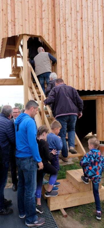 Für den Eintritt in die Mühle stehen die Besucher Schlange.