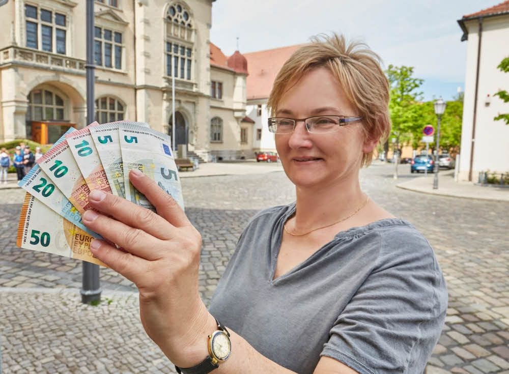 100 Euro, die hier Finanzdezernentin Silvia Ristow in den Händen hält, zahlt die Stadt Bernburg an Studenten mit Hauptwohnsitz.