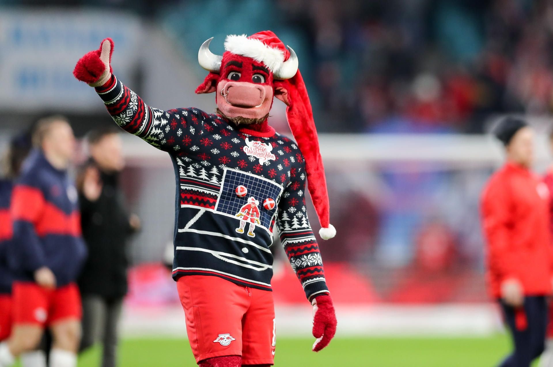 Leipzigs Maskottchen Bulli jubelt nach dem 3:1-Sieg gegen Augsburg.