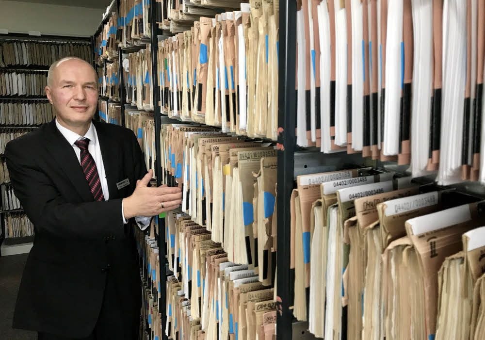 Schluss mit dem Papierdschungel: Jobcenter-Chef Jan Kaltofen setzt mit seiner Behörde ab sofort auf die E-Akte.