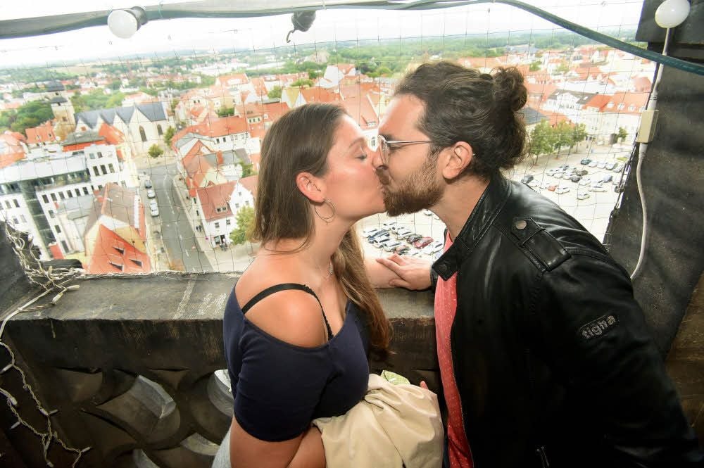 Sebastian Langkau hat seiner Freundin Jana Ponitka auf dem Zeitzer Rathausturm einen Heiratsantrag gemacht.