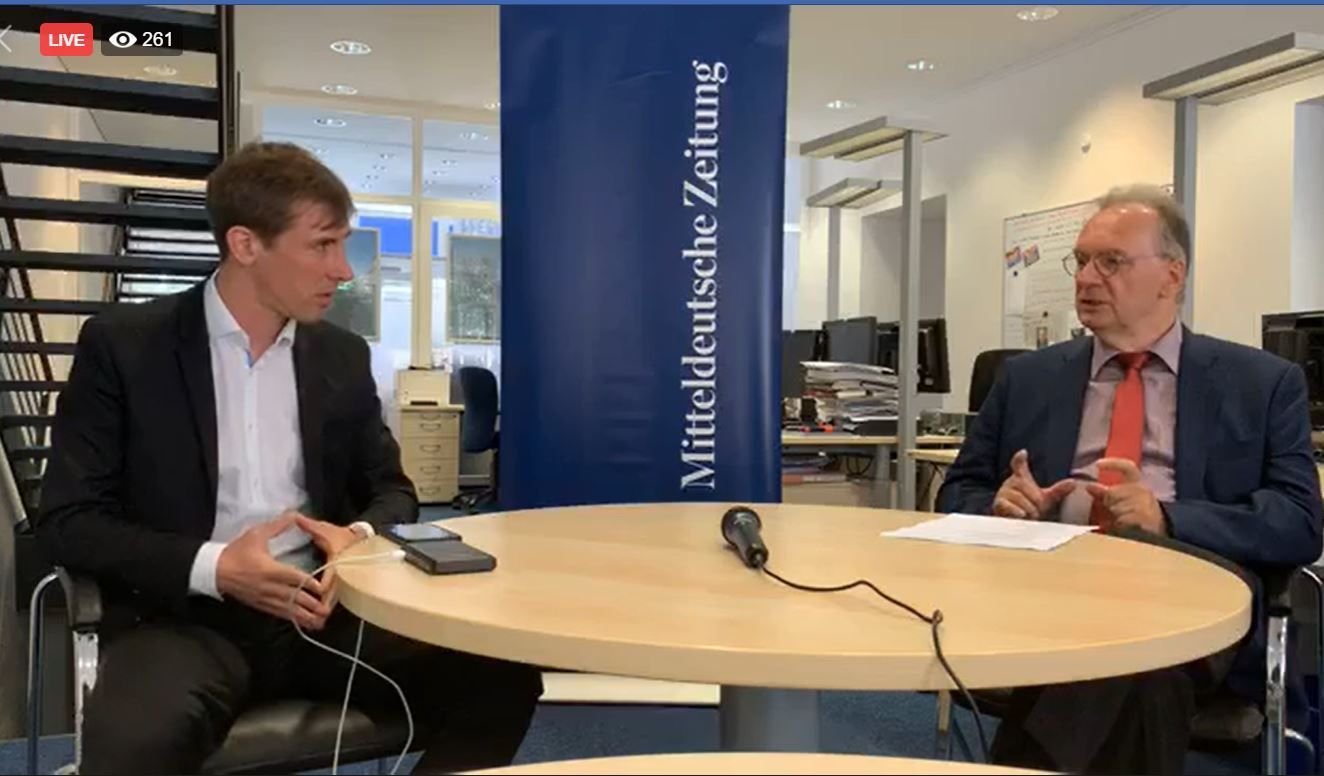 Ministerpräsident Reiner Haseloff im Gespräch mit MZ-Korrespondent Jan Schumann.