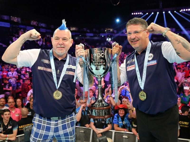 Das Gewinnerteam Peter Wright (l) und Gary Anderson. Foto: Bodo Marks
