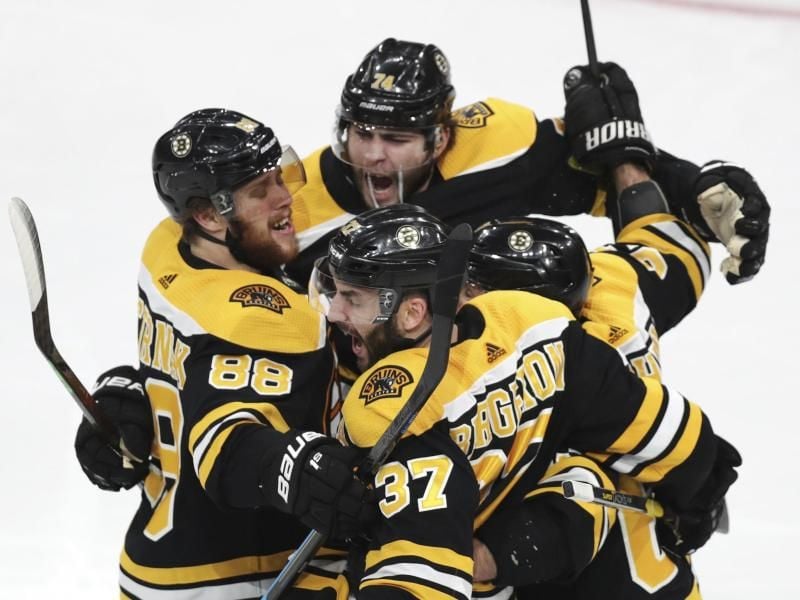 Sieger zum Auftakt der Playoff-Halbfinalserie: die Spieler von den Boston Bruins jubeln. Foto: Charles Krupa/AP