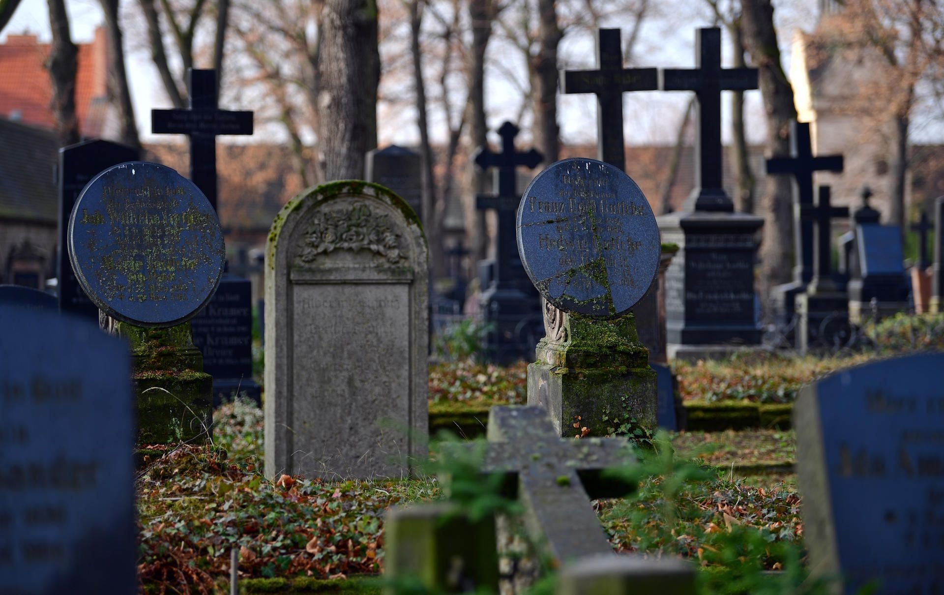 In New York soll eine Frau auf dem Friedhof in den Boden eingesunken sein. Dafür will sie jetzt ein üppiges Schmerzensgeld. (Symbolfoto)