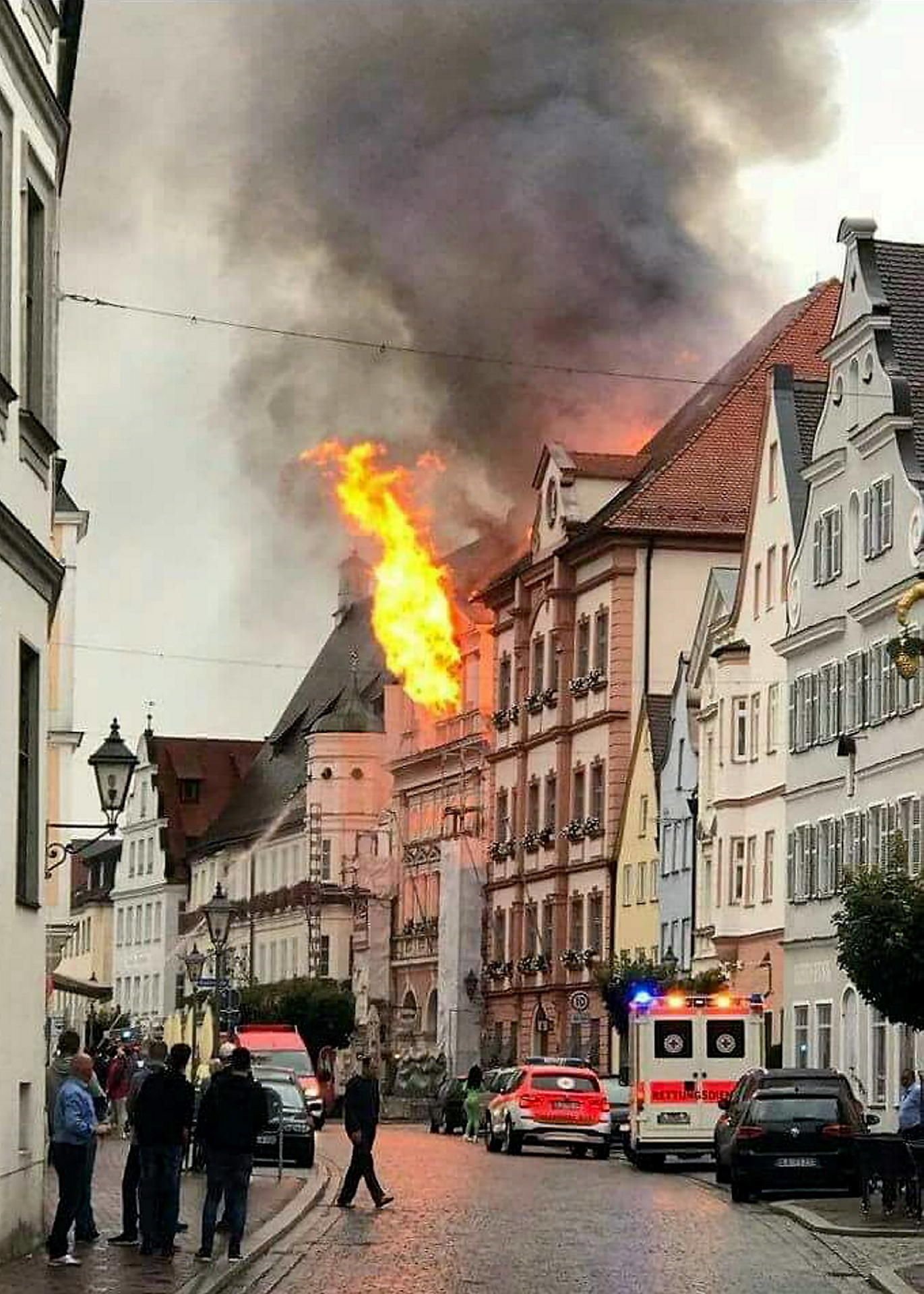 Feuer schlägt in Dillingen an der Donau (Bayern) aus dem Dachstuhl des Rathauses.