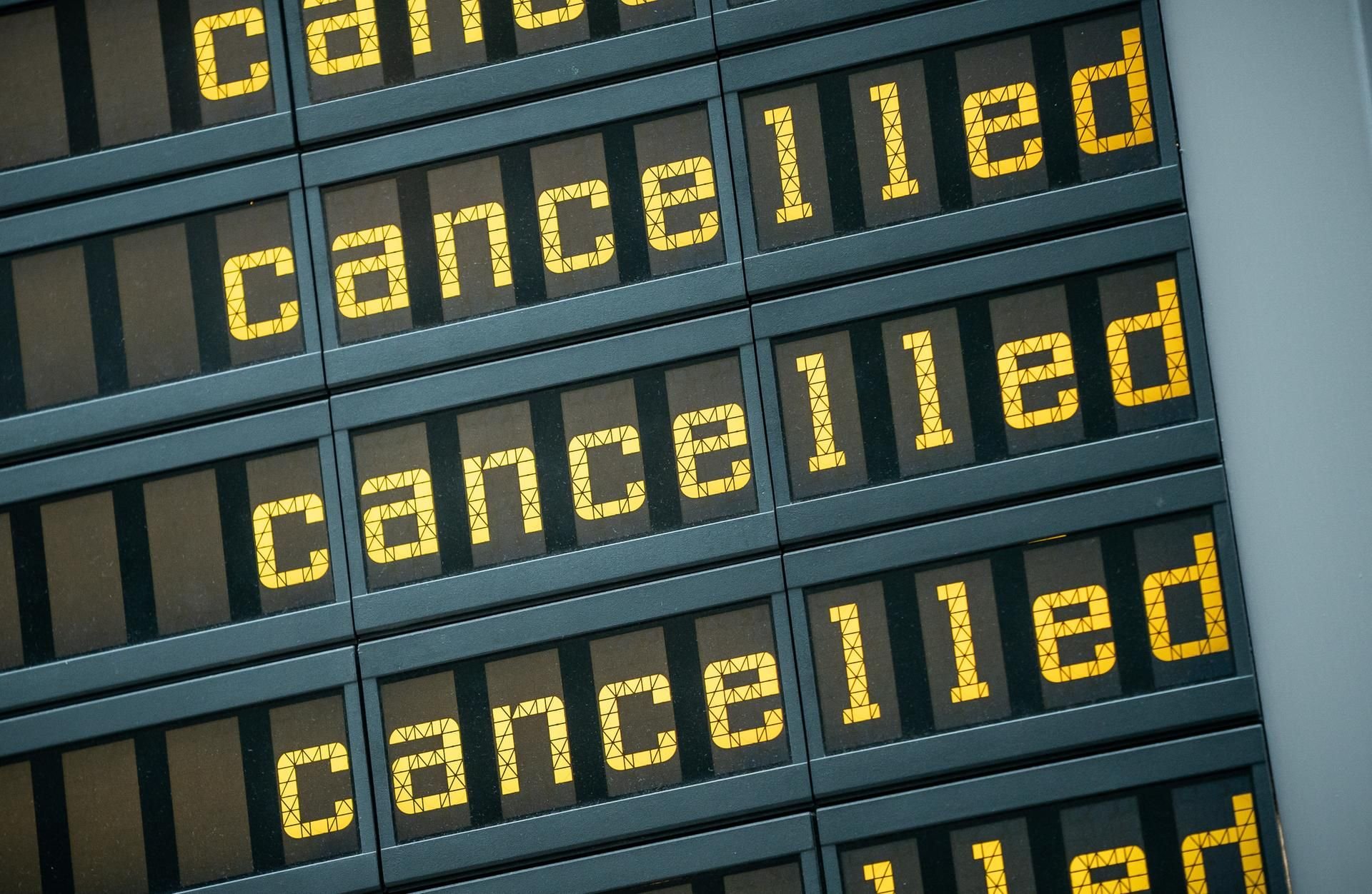 «Flug gestrichen»: Wegen der Corona-Pandemie ist der internationale Flugverkehr fast komplett zum Erliegen gekommen.