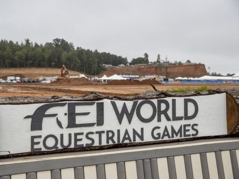Einen Tag vor Beginn der Weltmeisterschaften in acht Pferdesport-Diszilinen gleicht das Wettkampf-Gelände noch einer Baustelle. Foto: Stefan Lafrentz
