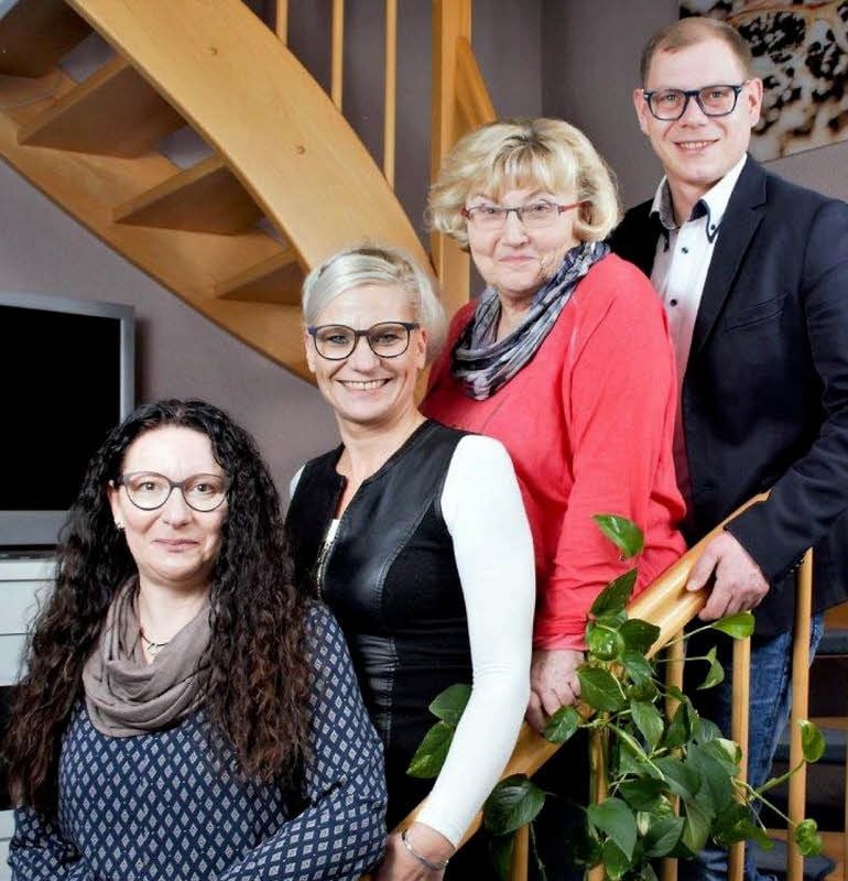 Das aktuelle Team von Optik Schubert in der Wittenberger Straße 36 in Jessen (v.l.): Aushilfe Dajana Rose, Inhaberin und Optikermeisterin Katrin Schubert-Peinelt, ihre Mutter Birgit Schubert sowie Angestellter Thomas Röschke.