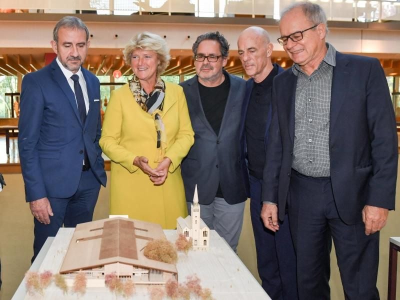 Hermann Parzinger (l-r), Präsident der Stiftung Preußischer Kulturbesitz, Monika Grütters, Kulturstaatsministerin, Udo Kittelmann, Direktor der Nationalgalerie und die Architekten Jacques Herzog und Pierre de Meuron vor dem Modell des Museums. Foto: Jens Kalaene