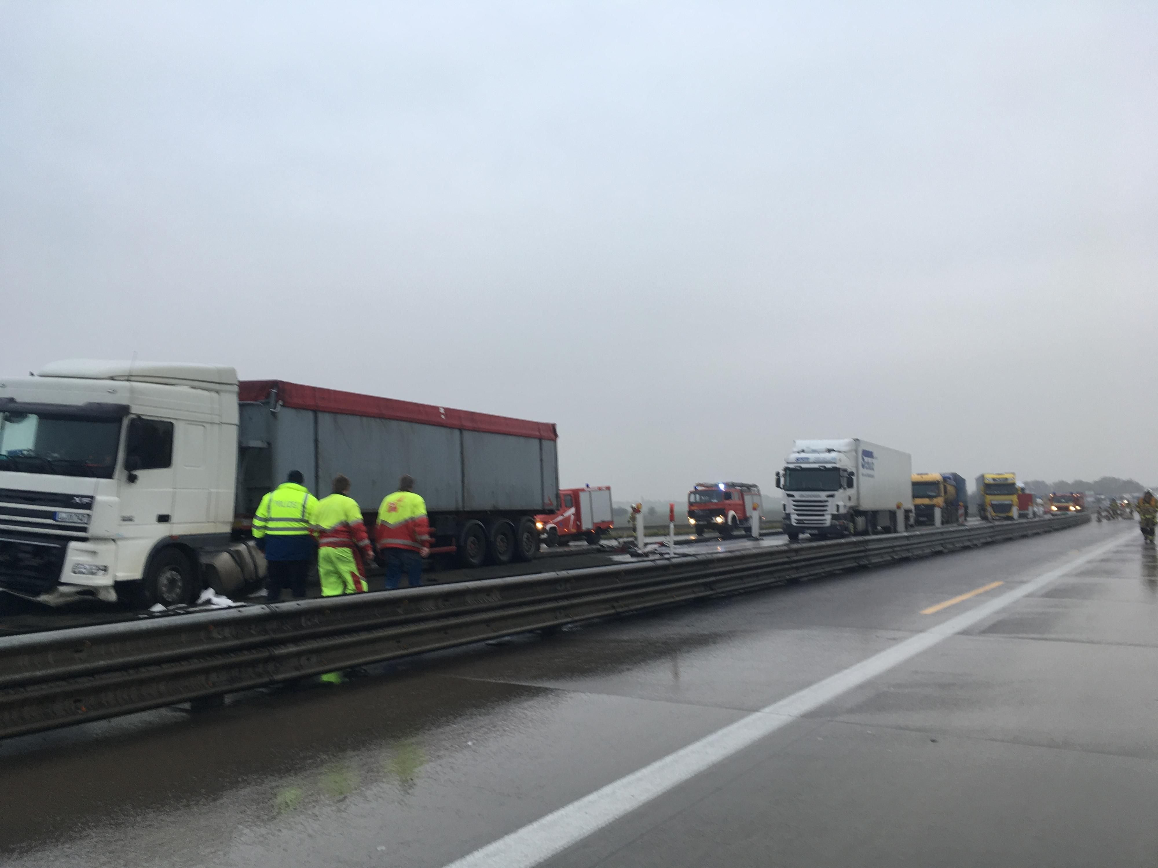 Reinigungsarbeiten an der Unfallstelle bei auf der A9.