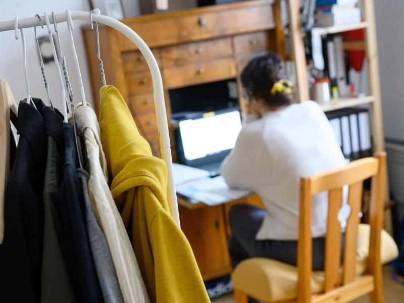 Möchte der Arbeitgeber kontrollieren, ob im Homeoffice Arbeits- und Datenschutzbestimmungen eingehalten werden, braucht er immer die Erlaubnis des Arbeitnehmers. Foto: Sebastian Gollnow/dpa/dpa-tmn