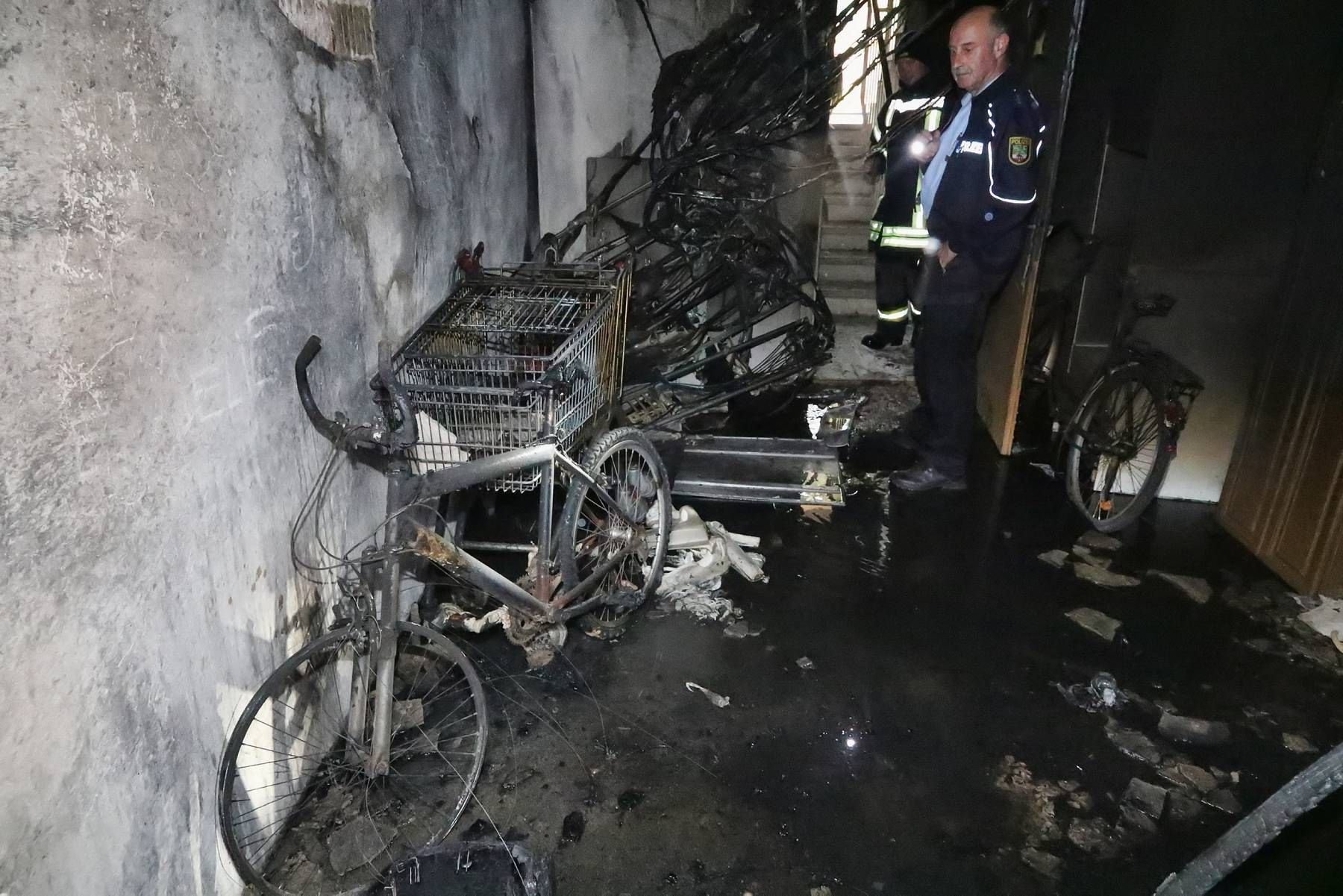 Der Brand war im Keller des Mehrfamilienhauses in der Erich-Weinert-Straße ausgebrochen.