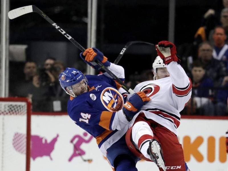 Islanders-Spieler Tom Kühnhackl (l) in Aktion gegen Lucas Wallmark von den Carolina Hurricanes. Foto: Julio Cortez/AP/dpa
