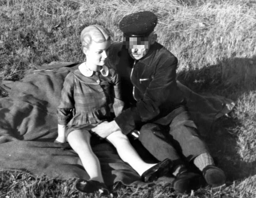 Rekonstruktion des Sexualmords an dem Mädchen Christel im Jahr 1960 in Dessau-Großkühnau: Der überführte Täter zeigt der Kriminalpolizei an einer Schaufensterpuppe am Tatort, wie er vorgegangen ist.