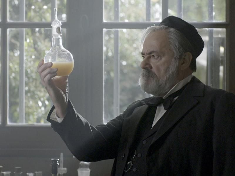 Der Chemiker Louis Pasteur (Patrick Bonnel) in seinem Labor. Foto: Arte