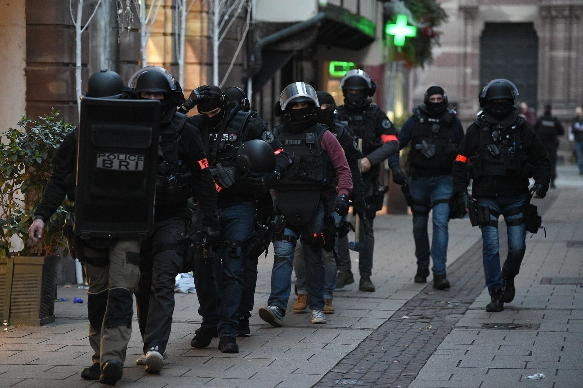 Ein Spezialkommando durchkämmt die Innenstadt von Straßburg.