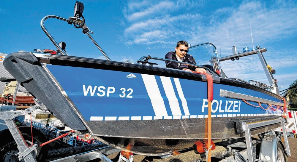 Klaus-Dieter Kocian sichert das Boot für den Transport auf dem Landweg zum Einsatzort.