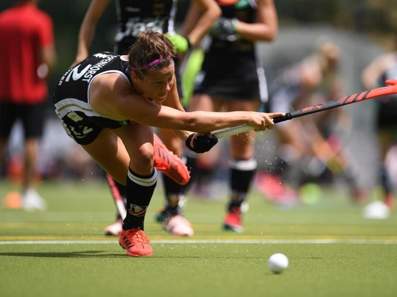 Die deutschen Hockey-Damen um Charlotte Stapenhorst verloren gegen Argentinien. Foto: Andreas Gebert