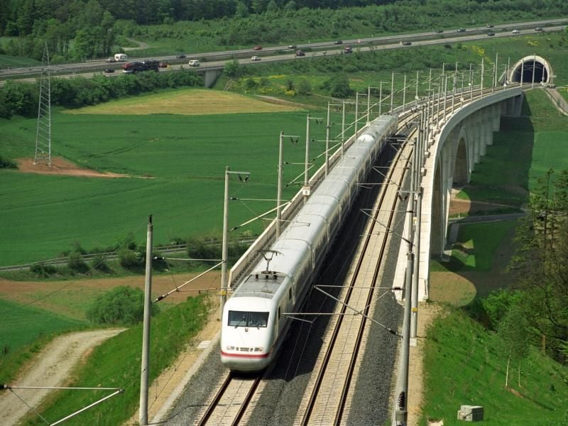 Ein ICE bei Kirchheim auf der Teilstrecke Kassel und Fulda am 29.05.1991. Foto: Frank Kleefeldt/Archiv