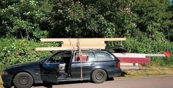 Ein Mann transportierte mit seinem Fahrzeug Holz und andere Baustoffe.