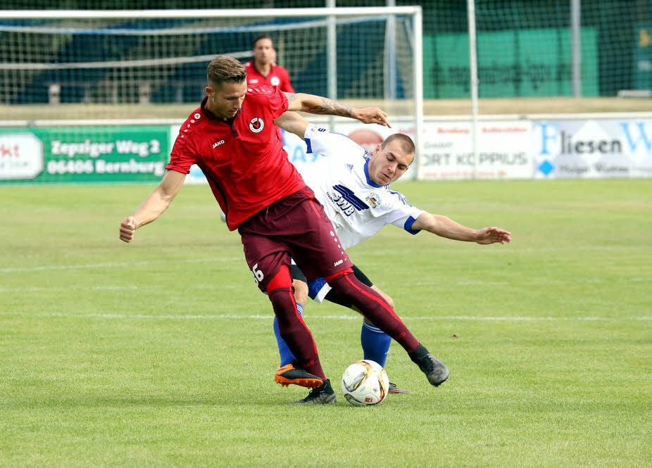 Offensivspieler Tom Fraus (weiß) kam im Sommer vom VfB Germania Halberstadt zu Askania Bernburg.