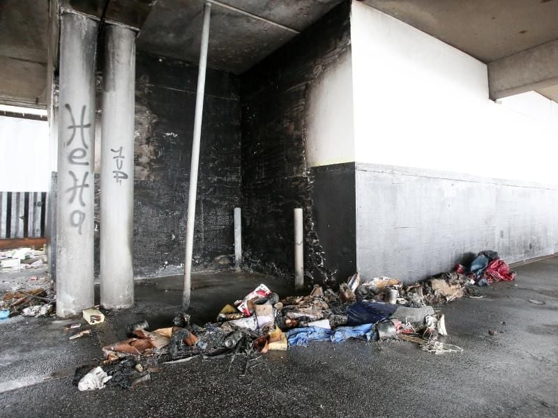 Die Hamburger Polizei ermittelt, ob zwei Obdachlose Opfer eines Anschlags geworden sind oder ob es sich um einen Brand ohne Fremdverschulden handelt. Foto: Bodo Marks