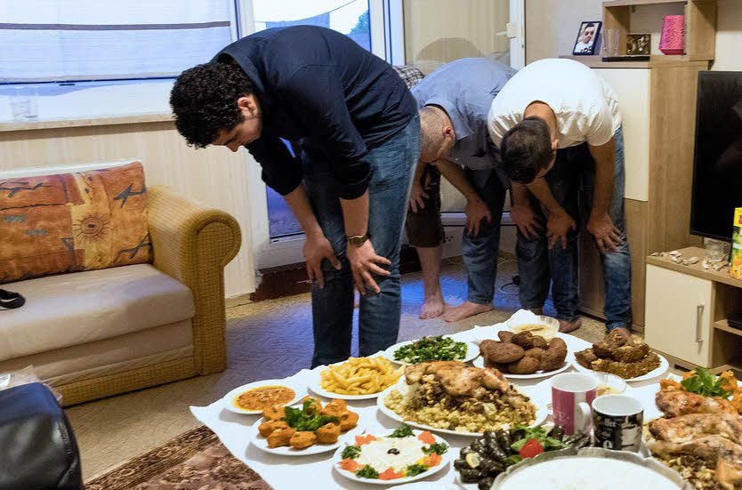 Vor dem Essen wird gebetet. Omar al-Mourabee (l.) gibt den Text vor.