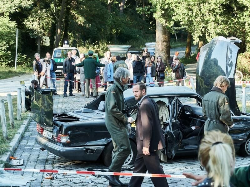 Kawert (Maximilian Brückner, vorne M.) ermittelt am Tatort des Anschlages auf den Bankier Albert Wegner. Foto: Gordon Muehle/ZDF