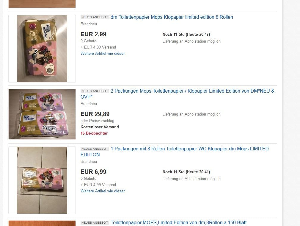 Findige Geschäftemacher bieten das dm-Toilettenpapier zu deutlich höheren Preisen an.