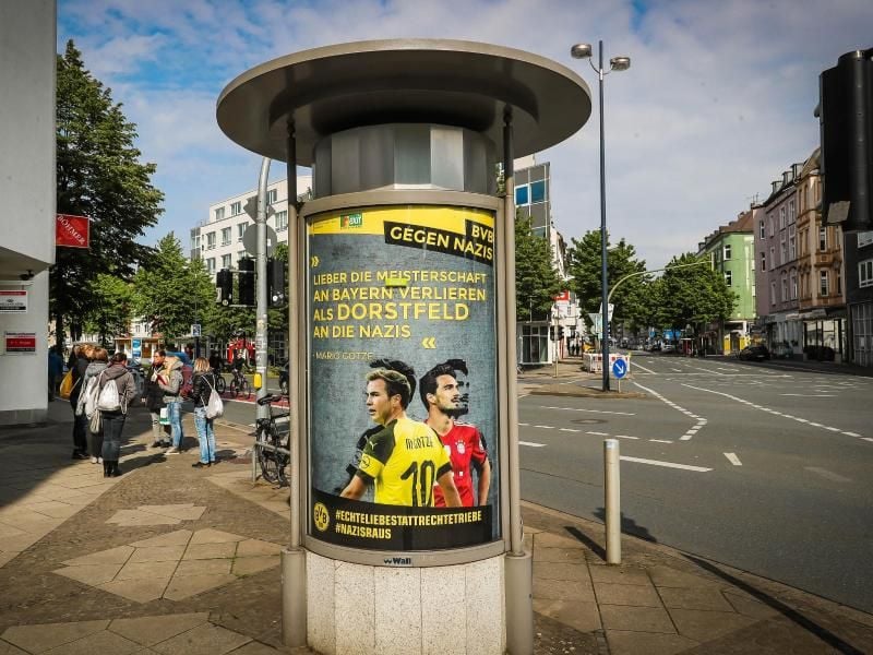Unbekannte haben in Werbevitrinen unerlaubt Plakate teils drastischen Bekenntnissen gegen Nazis platziert. Foto: Stephan Schütze