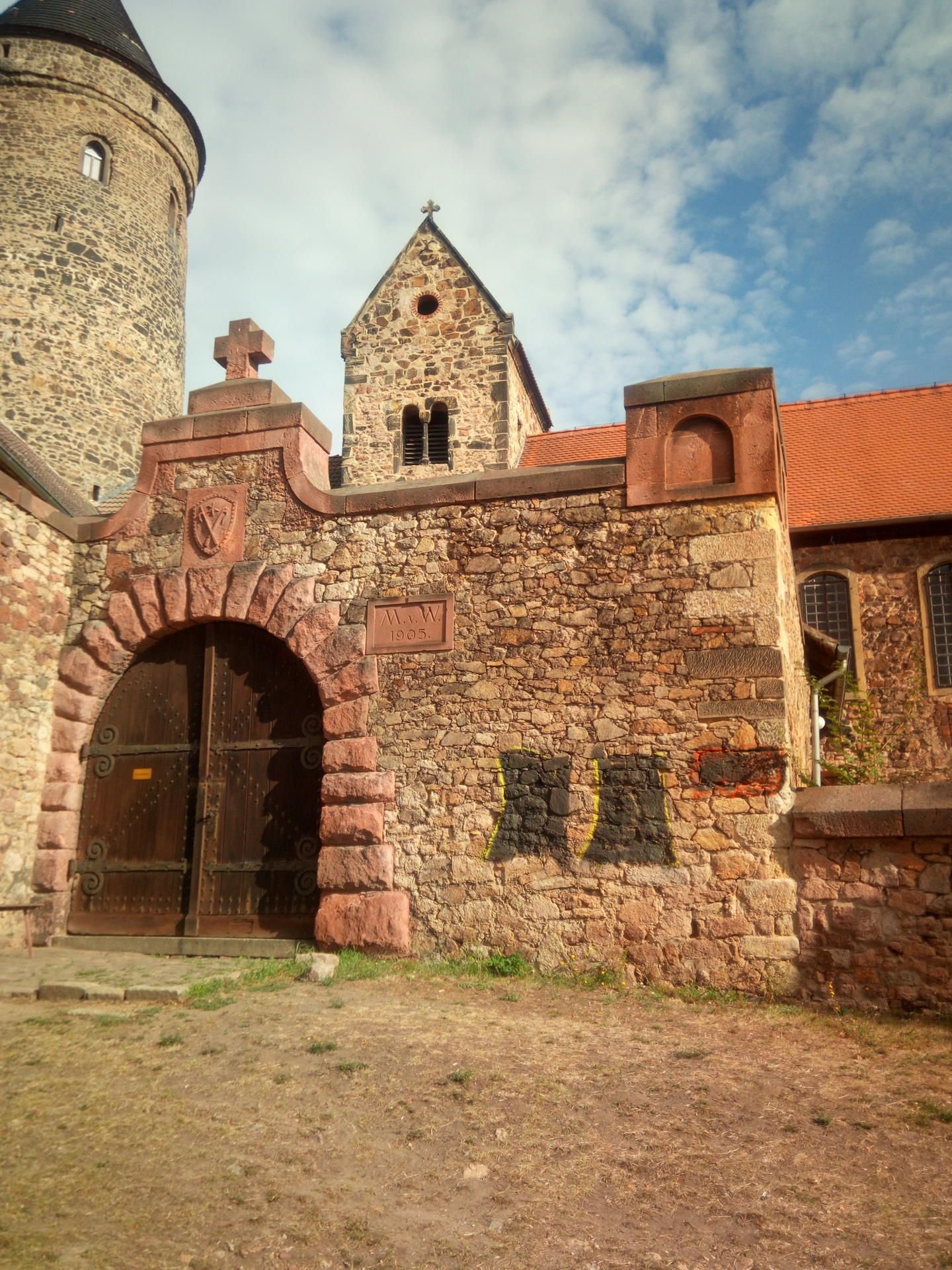 Schmierereien neben dem Eingang zum Tor in Hohenthurm