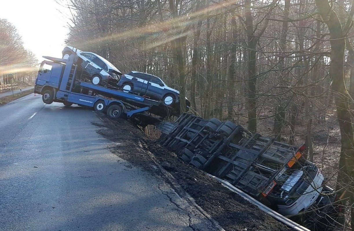 Schwerer Unfall Bei Ibbenbüren In Nordrhein-Westfalen: Hier Krachen ...