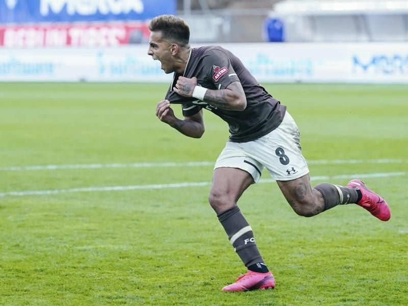 St. Paulis Elfmetertorschütze Rodrigo Zalazar jubelt über das Tor zum Endstand von 2:2. Foto: Uwe Anspach/dpa