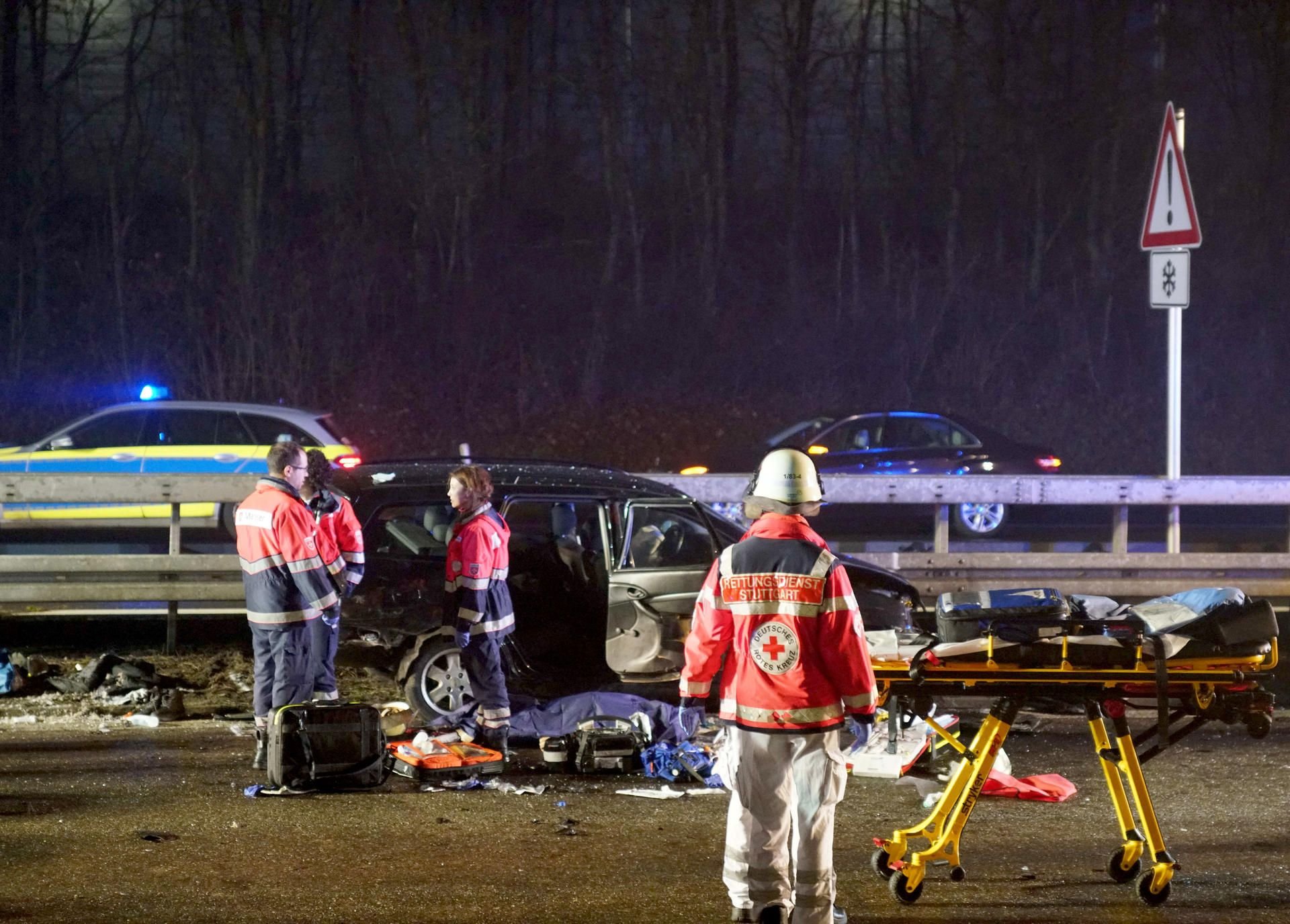Rettungskräfte sind auf der Bundesstraße B27 nach dem Zusammenstoß mehrerer Fahrzeuge im Einsatz. Bei dem Autounfall im Nebel sind zwei Menschen gestorben und mehrere Menschen verletzt worden.