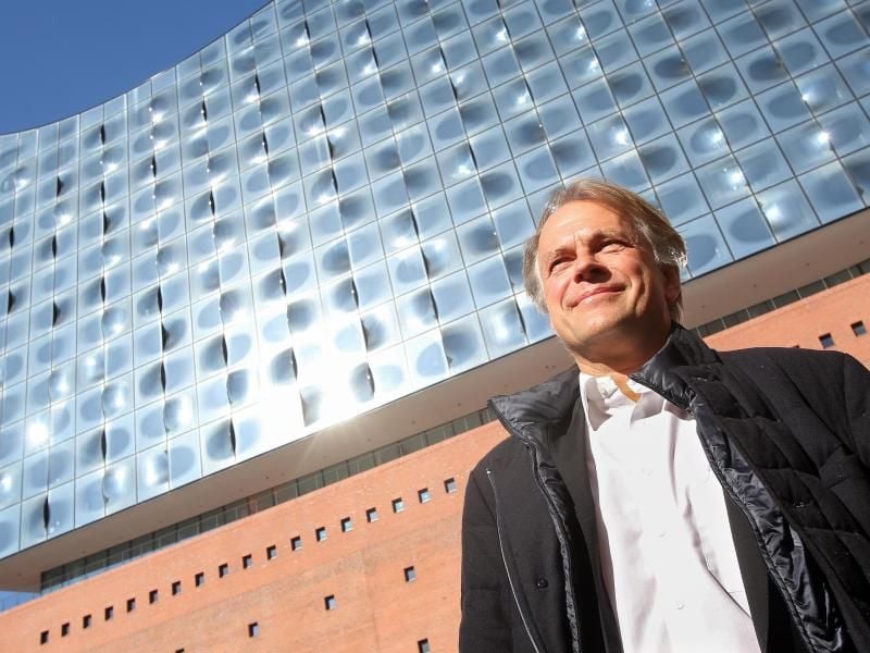 Chefdirigent Thomas Hengelbrock vor der Elbphilharmonie. Foto: Bodo Marks/Archiv