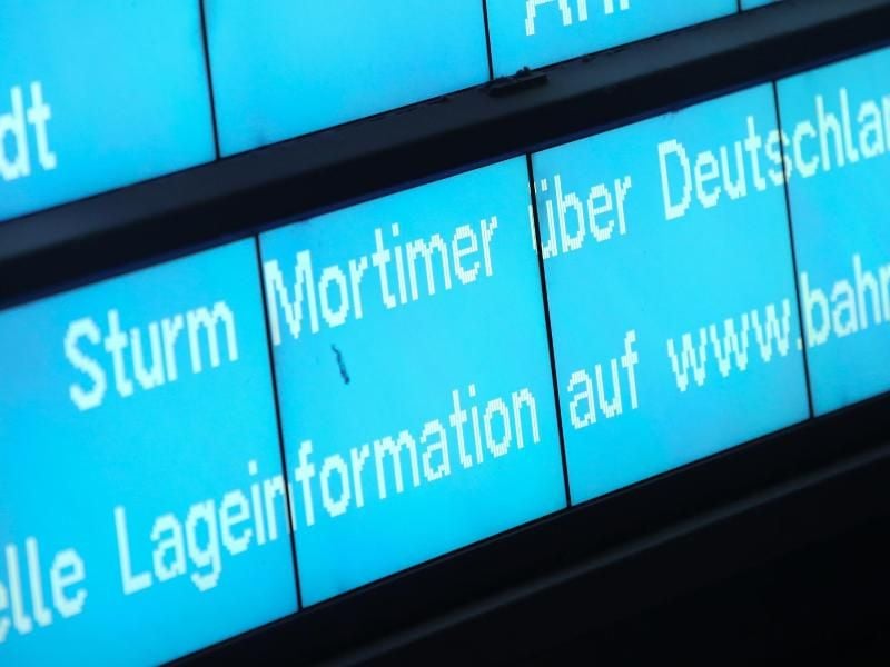 „Sturm Mortimer über Deutschland” steht auf einer Anzeigetafel am Bahnhof. Foto: Bodo Marks