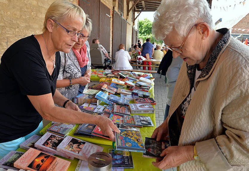 Festbesucher durchstöberten das Angebot des Vereins.