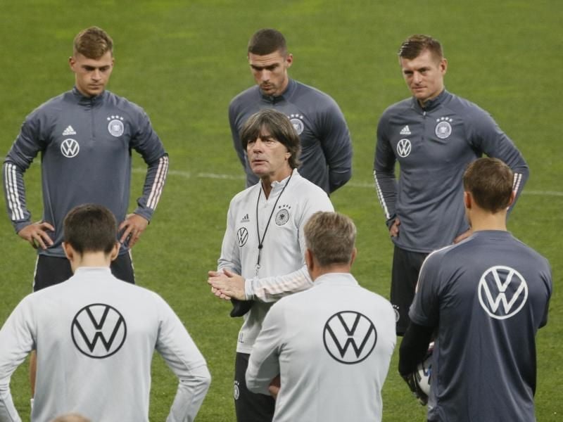 Bundestrainer Joachim Löw (M) tritt zum dritten Mal innerhalb von sieben Tagen mit dem DFB-Team an. Foto: Efrem Lukatsky/AP/dpa