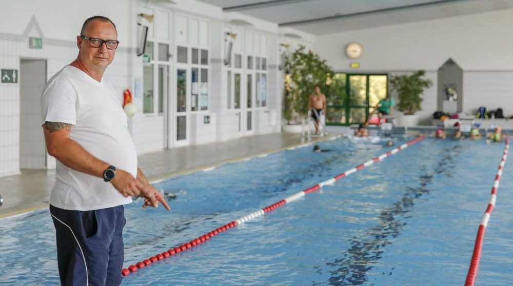 Seit Donnerstag hat die Merseburger Schwimmhalle nach fünfwöchiger Putz- und Reparaturpause wieder geöffnet. Schwimmmeister Maik Tauchert hat schon die ersten Gäste begrüßt.